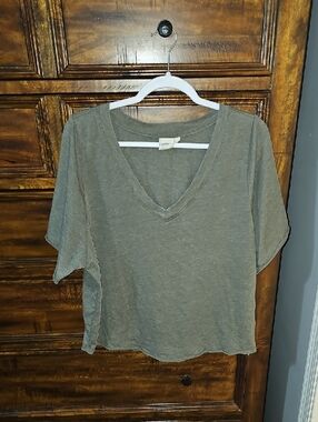 White Crow Womens Sz Large Green Vneck Tshirt! Green! BUCKLE